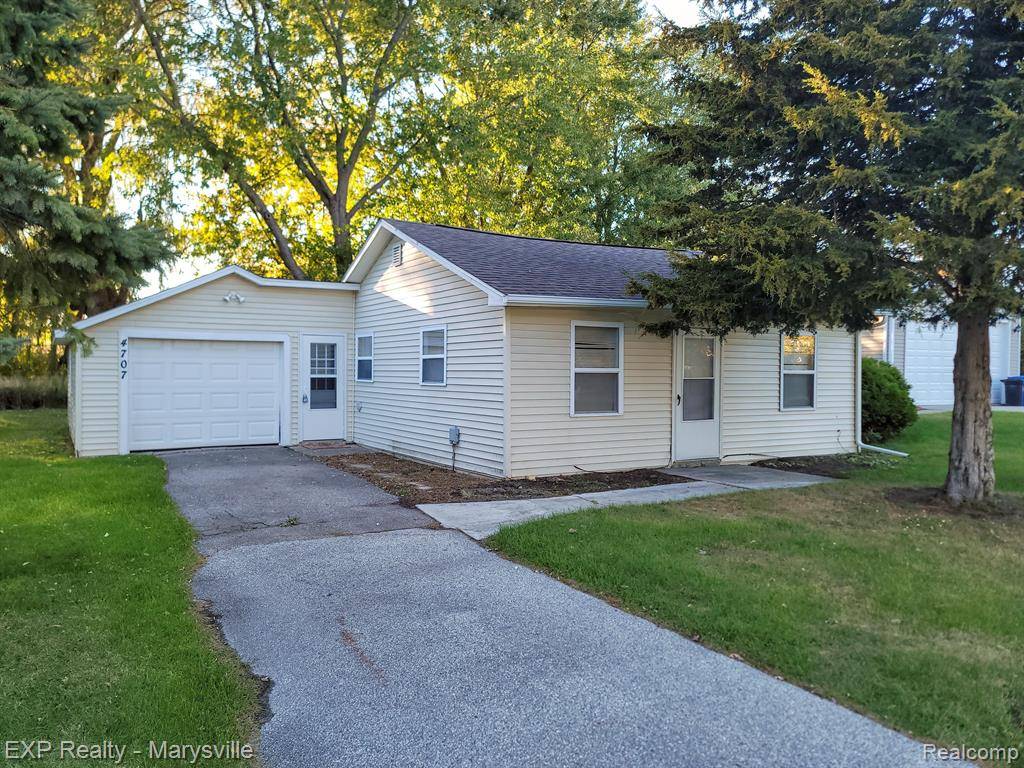 Fort Gratiot, MI 48059,4707 MEADOWLAWN Drive