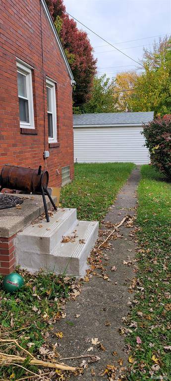 Harper Woods, MI 48225,19015 ROSCOMMON Street