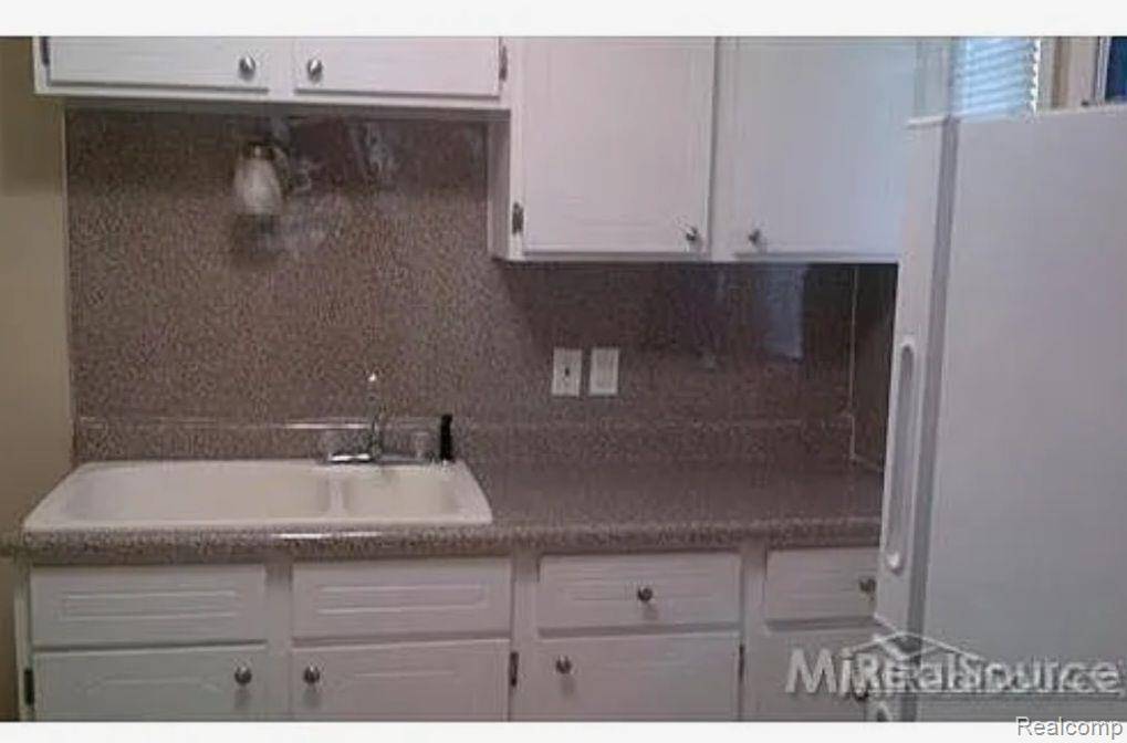 Harper Woods, MI 48225,19015 ROSCOMMON Street