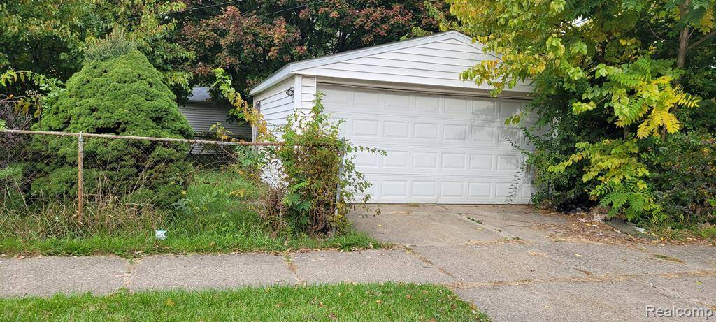 Harper Woods, MI 48225,19015 ROSCOMMON Street
