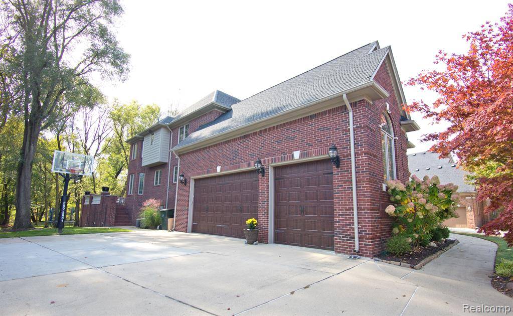 Rochester Hills, MI 48306,755 MAJESTIC