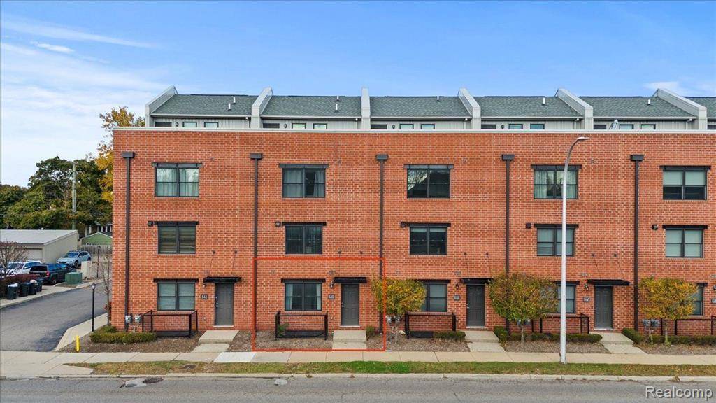 Royal Oak, MI 48067,640 W 11 Mile Road