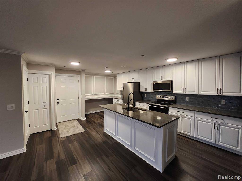 Harrison Twp, MI 48045,37530 JEFFERSON Avenue 202