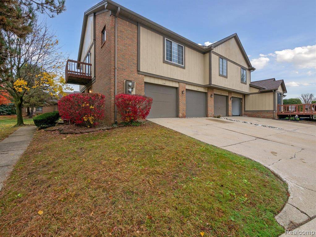 Rochester Hills, MI 48307,125 MEADOW LANE Circle