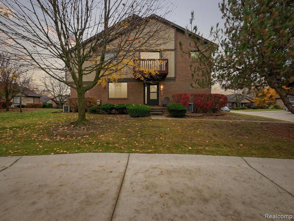 Rochester Hills, MI 48307,125 MEADOW LANE Circle