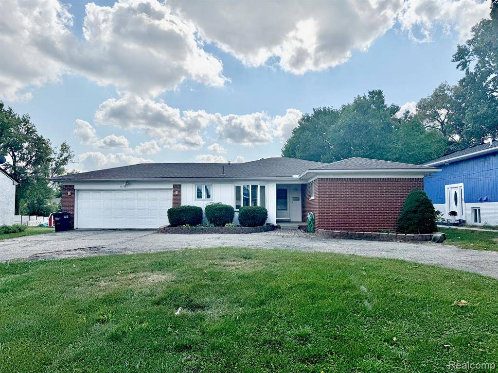 Sylvan Lake, MI 48341,915 JAMES K Boulevard