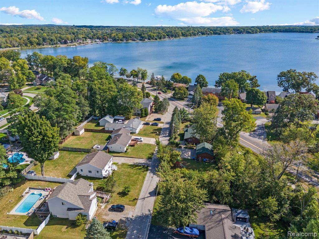 Waterford, MI 48327,5414 LAKE VISTA Drive