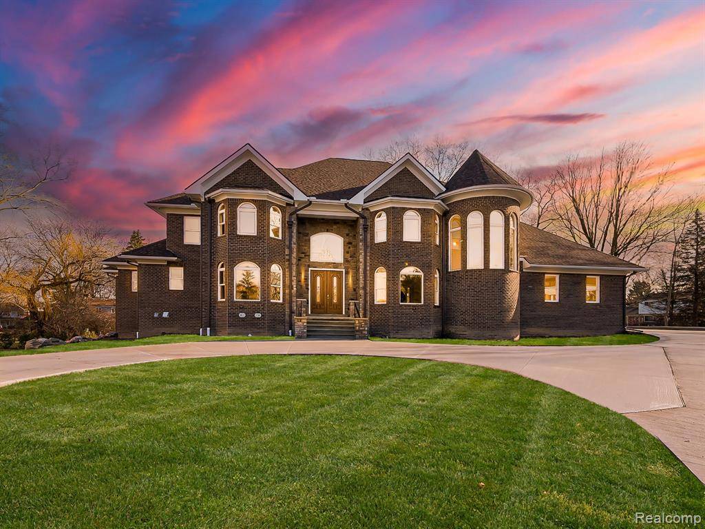 Bloomfield Twp, MI 48304,1561 THREADNEEDLE Street