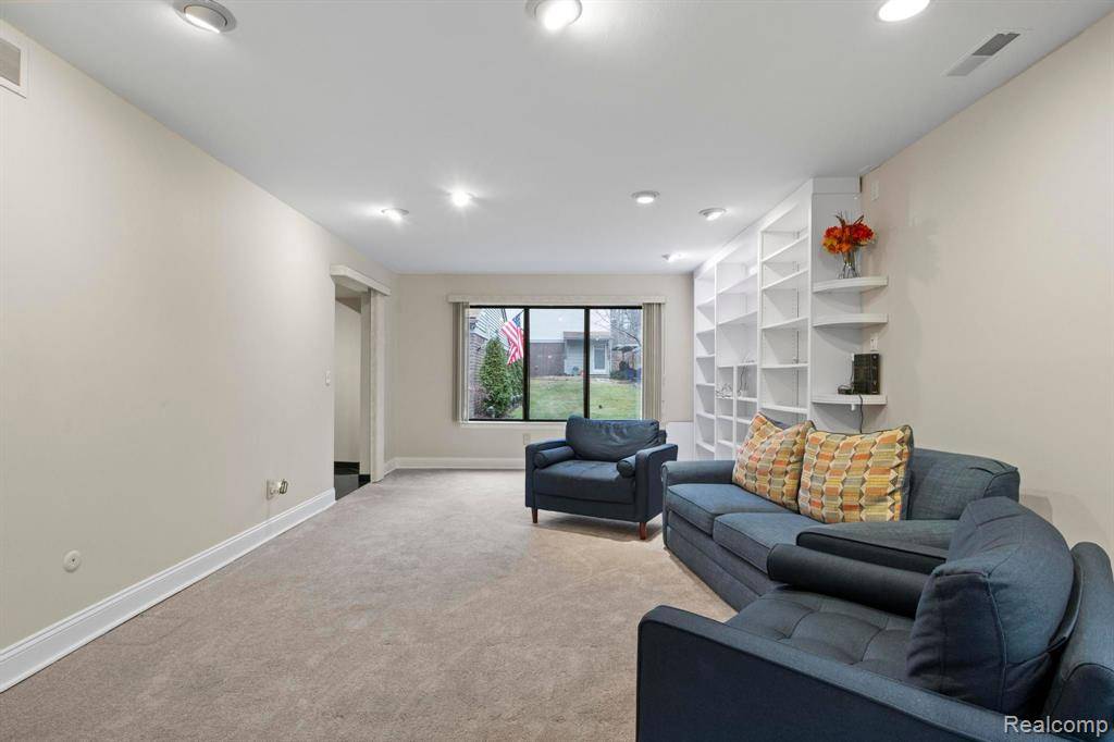 Southfield, MI 48034,27165 FARMBROOK VILLA Drive