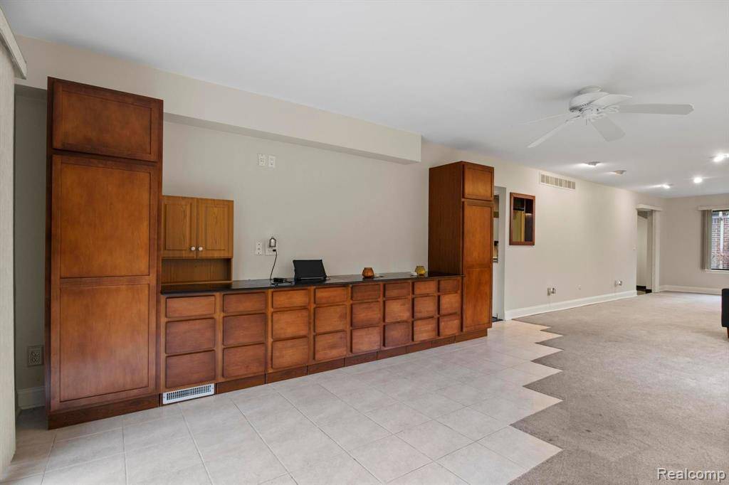 Southfield, MI 48034,27165 FARMBROOK VILLA Drive