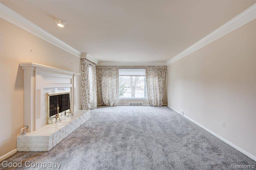 Bloomfield Hills, MI 48304,702 PARKMAN Drive