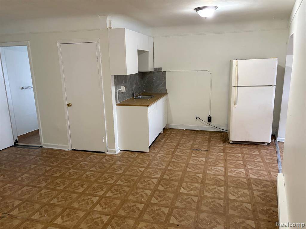 Eastpointe, MI 48021,23003 Gratiot Avenue 1
