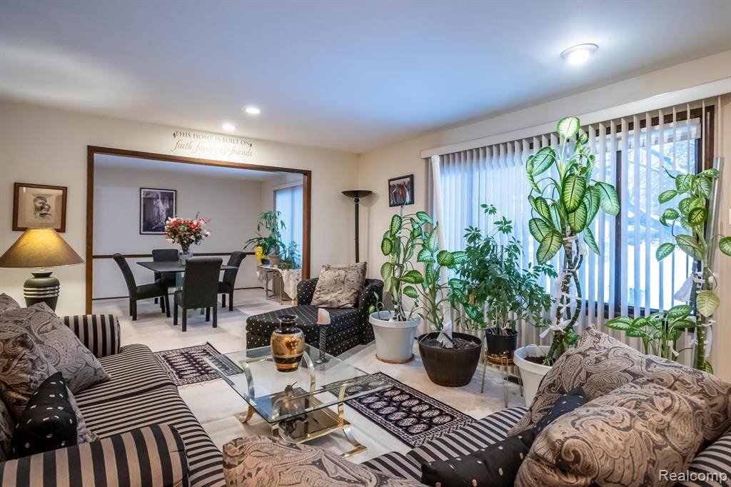 Farmington Hills, MI 48331,31017 CARRIAGE HILL Road