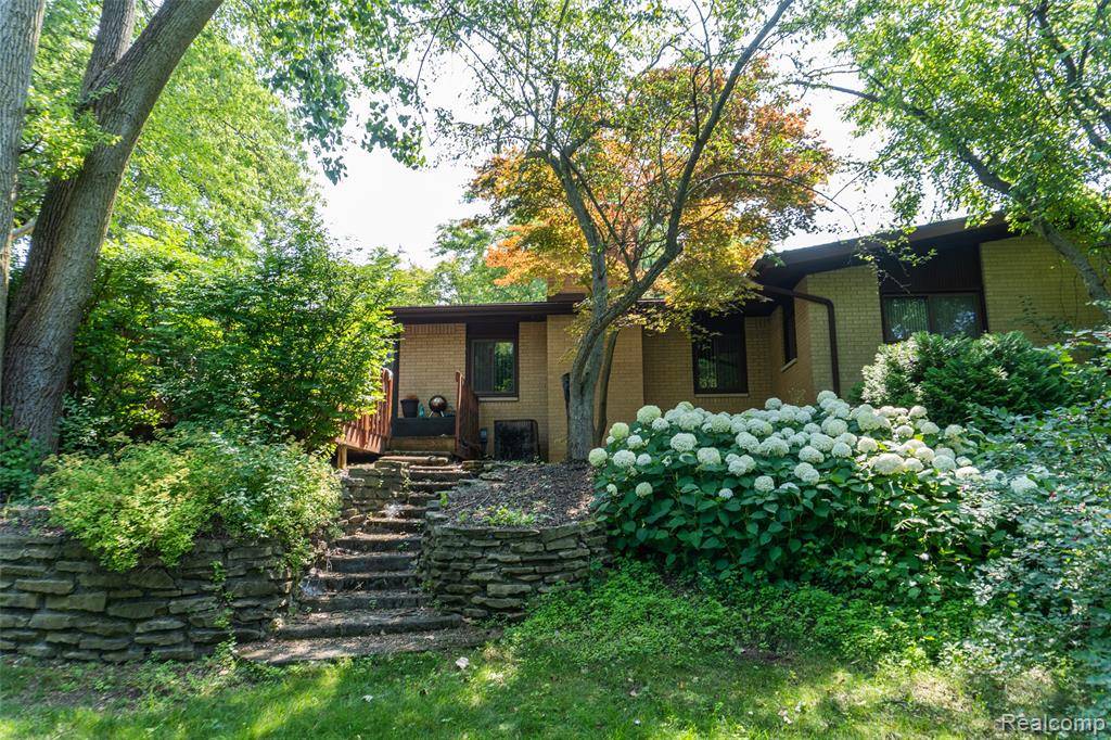 Farmington Hills, MI 48331,31017 CARRIAGE HILL Road