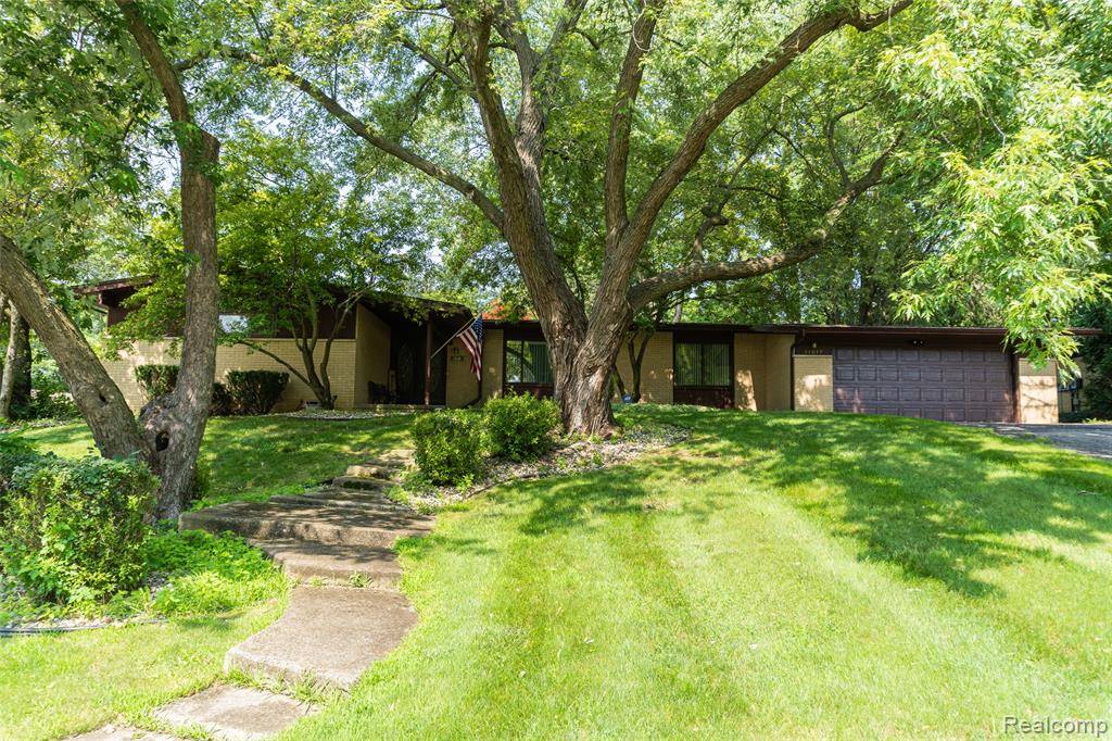 Farmington Hills, MI 48331,31017 CARRIAGE HILL Road