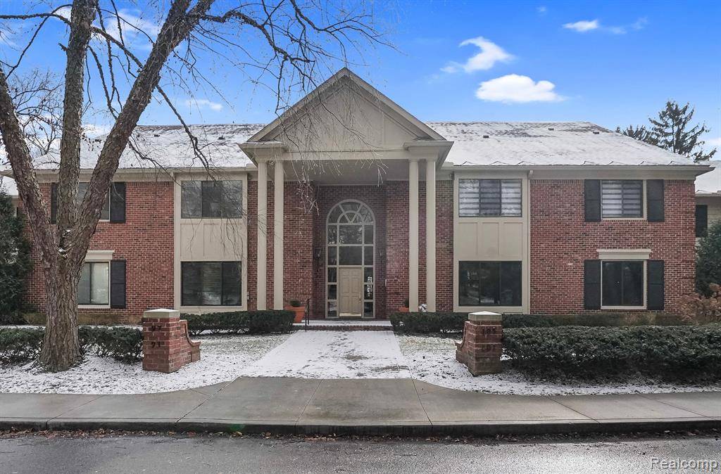 Bloomfield Hills, MI 48304,105 Barden  Court 32