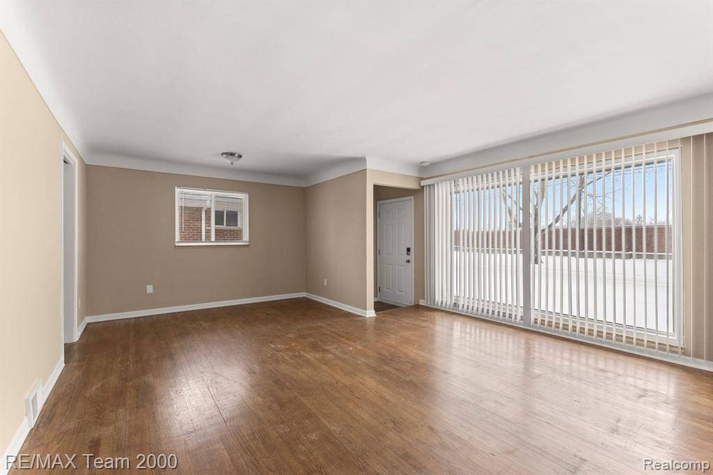 Oak Park, MI 48237,8641 WOODSIDE Drive
