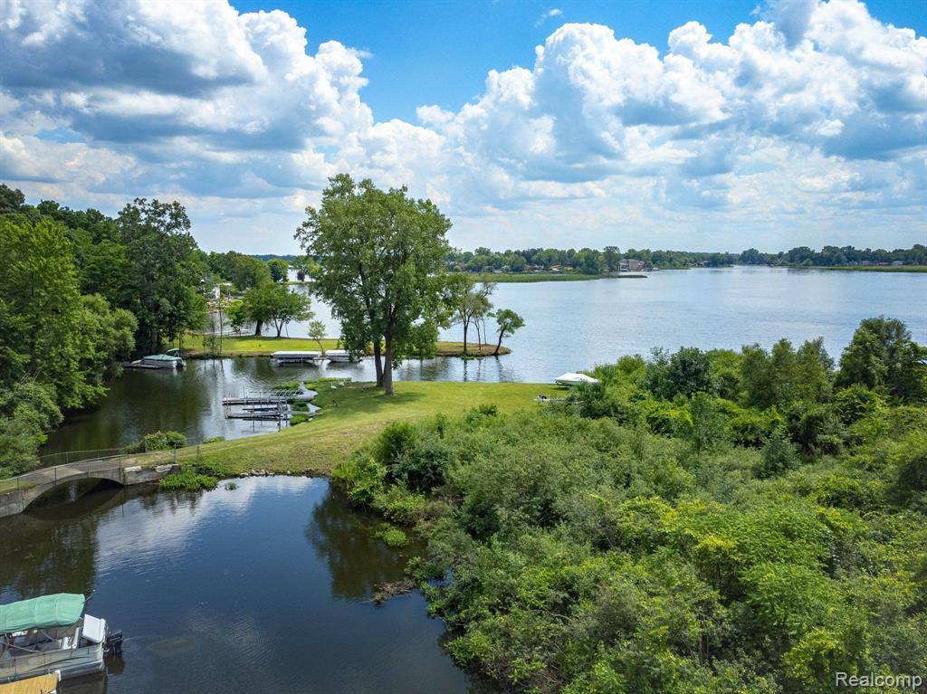 Waterford Twp, MI 48328,2860 CHADWICK Drive