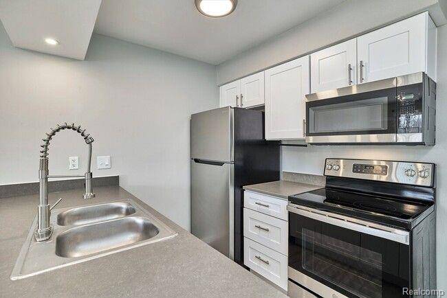 Fenton, MI 48430,1024 NORTH Road C8