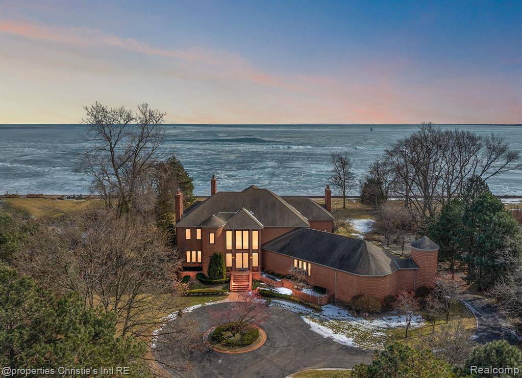 Grosse Pointe Park, MI 48230,15440 WINDMILL POINTE Drive