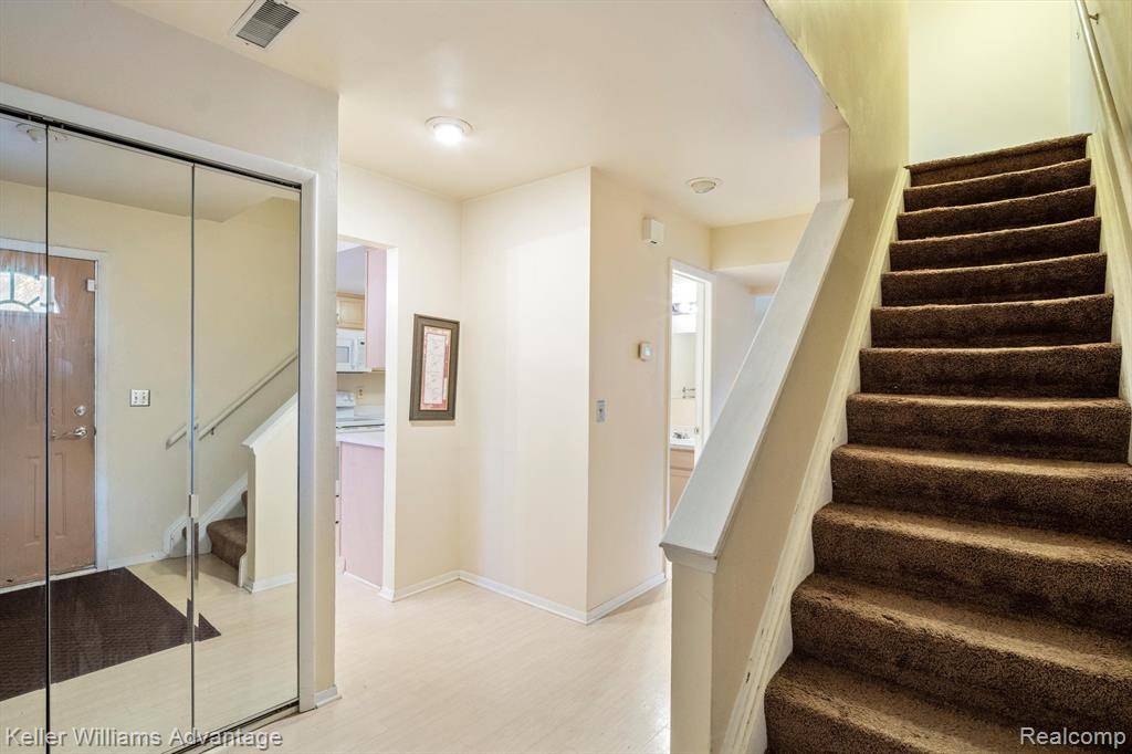 Southfield, MI 48034,26889 FARMBROOK VILLA Drive