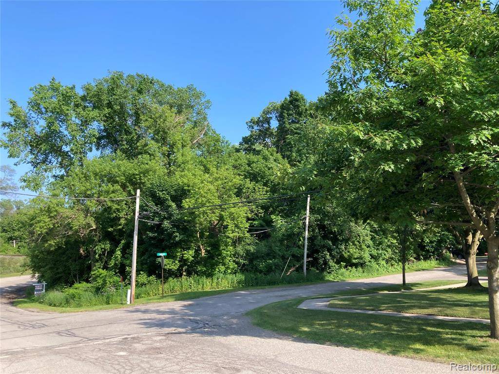 Milford Vlg, MI 48381,000 Oakland & Caroline
