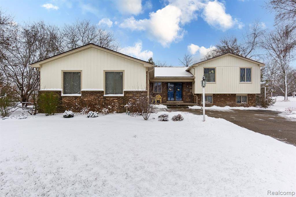 Rochester Hills, MI 48307,573 LOCKMOORE Court