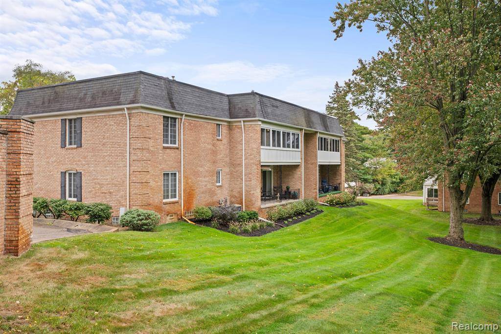 Bloomfield Hills, MI 48304,150 E LONG LAKE Road 14