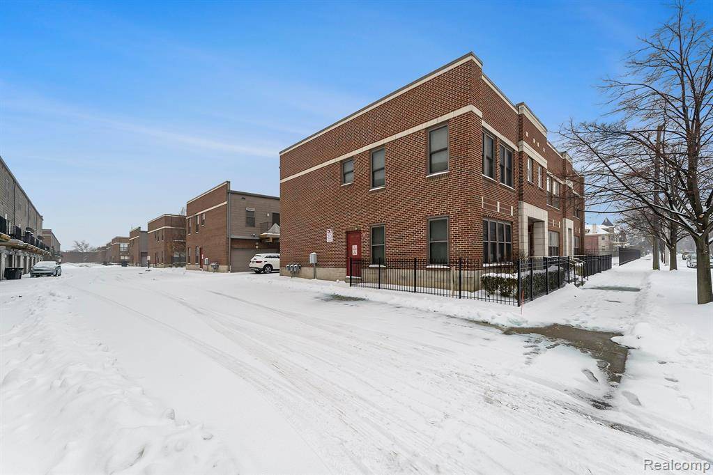 Detroit, MI 48202,9 DELAWARE Street