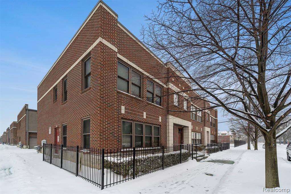 Detroit, MI 48202,9 DELAWARE Street