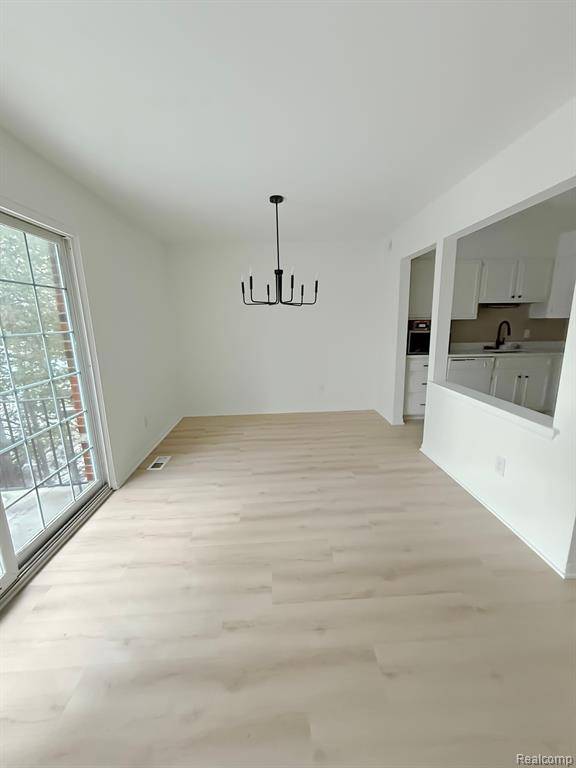 Bloomfield Hills, MI 48304,408  Fox Hills #A5 Drive S