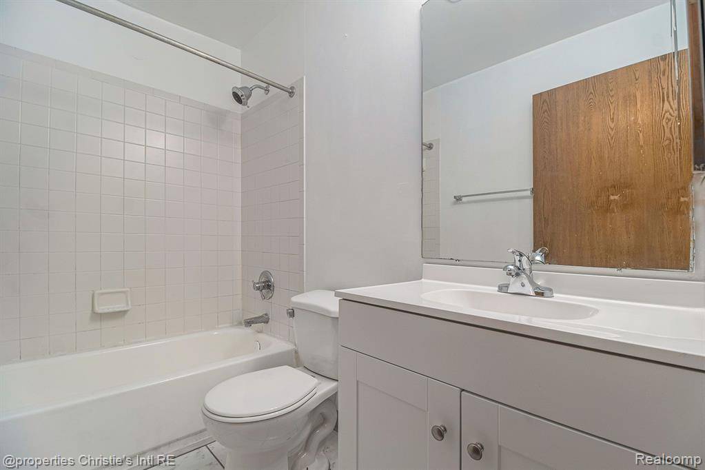 Detroit, MI 48214,590 PARKVIEW Drive 202