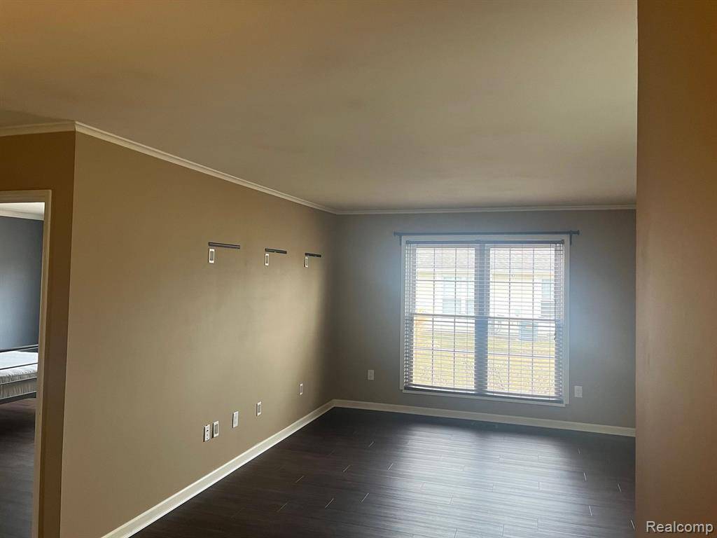 Novi, MI 48375,39828 VILLAGE WOOD Circle 30