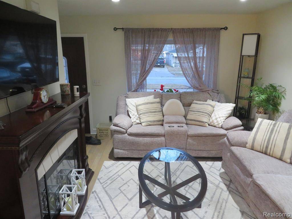 Dearborn Heights, MI 48125,5346 CLIPPERT Street