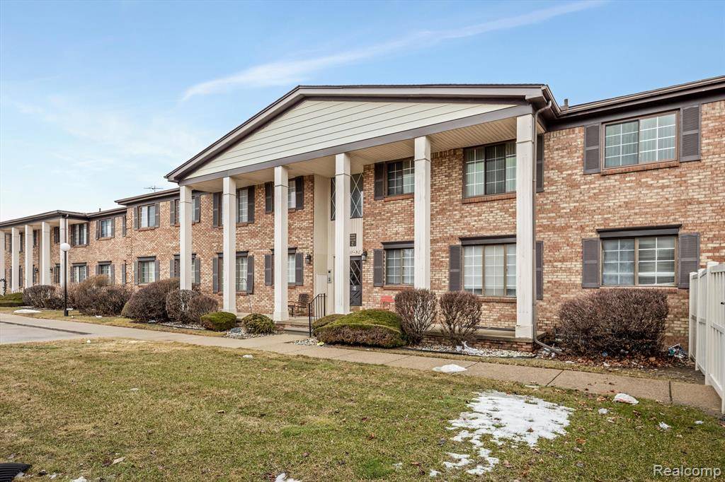 St. Clair Shores, MI 48080,19729 RIDGEMONT Street 31