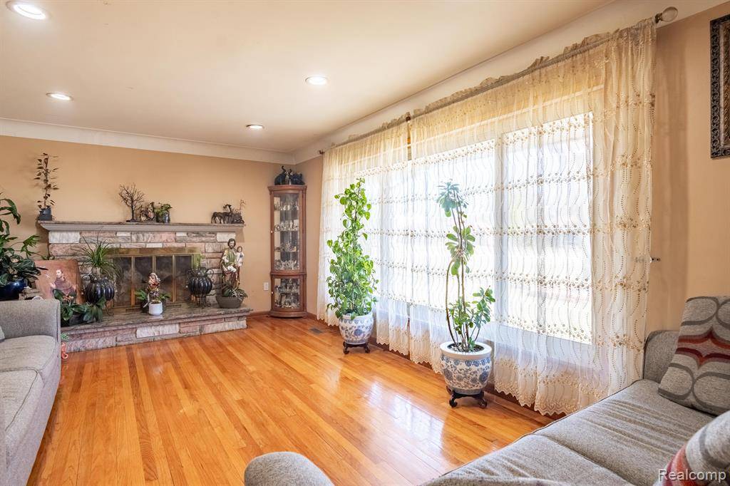Sterling Heights, MI 48314,42323 TESSMER Drive