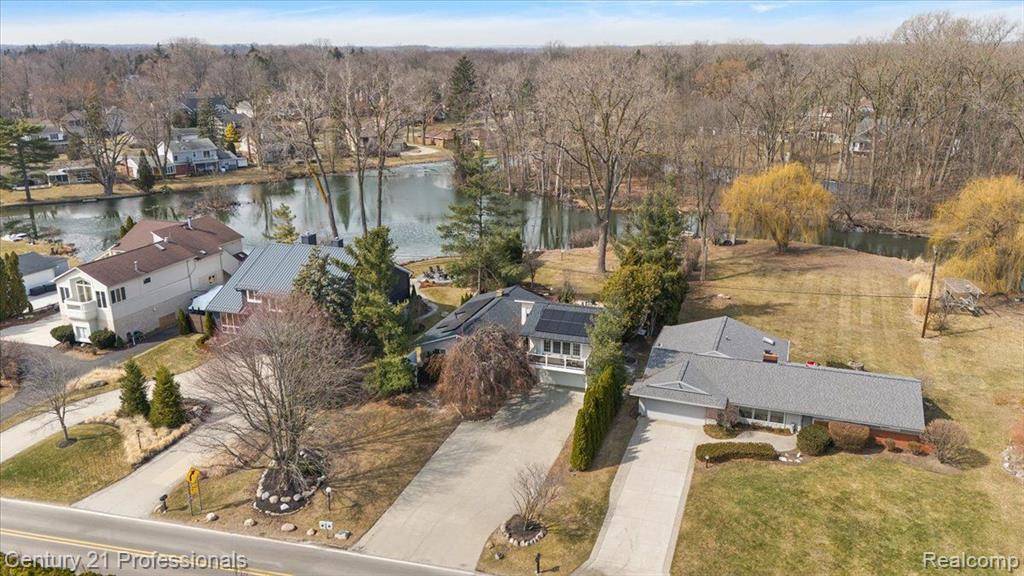 West Bloomfield Twp, MI 48324,2372 PINE LAKE Road