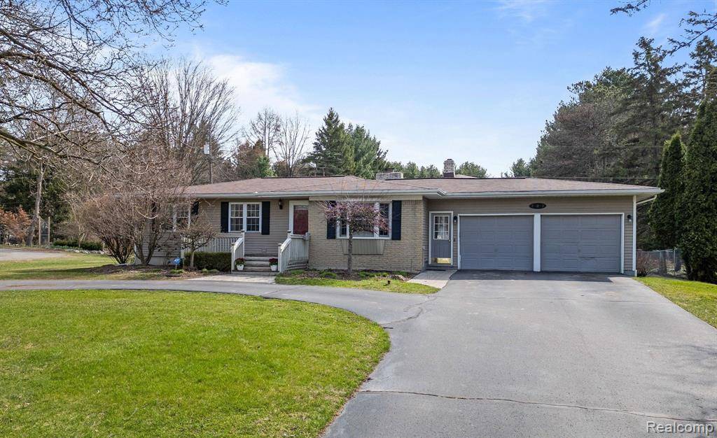 Orion Twp, MI 48362,707 PINE TREE Road