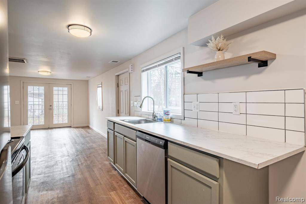 Farmington Hills, MI 48336,21487 AVERHILL Street