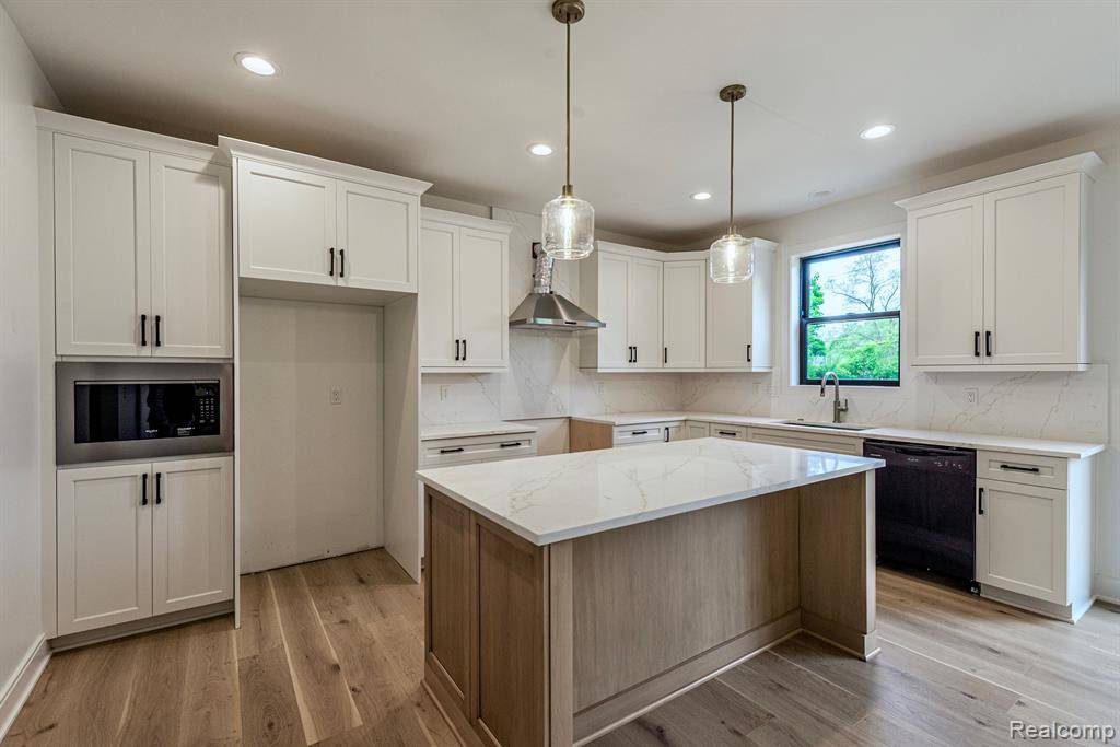 Royal Oak, MI 48073,4107 Devon