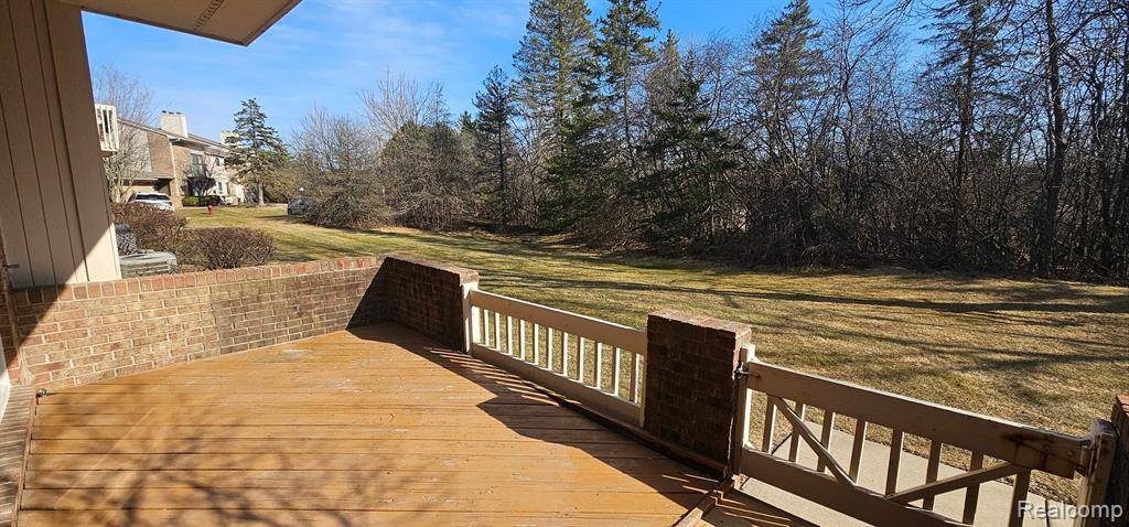 West Bloomfield Twp, MI 48322,6682 MAPLE LAKES Drive