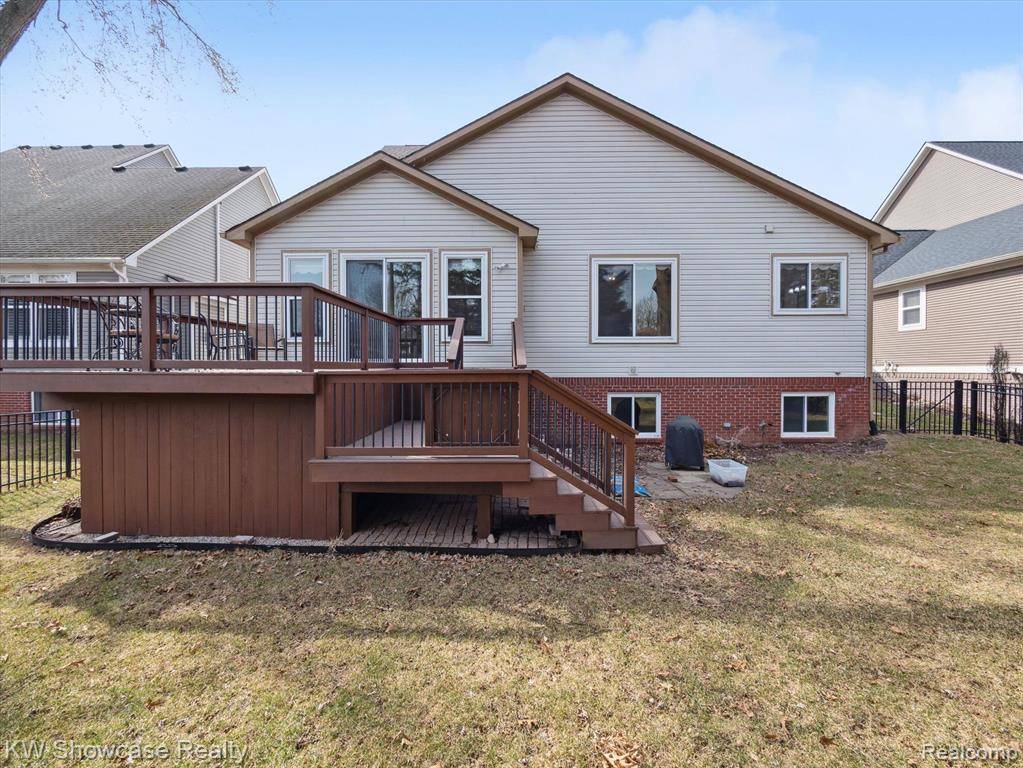 Milford Vlg, MI 48381,392 STONE WOOD Court