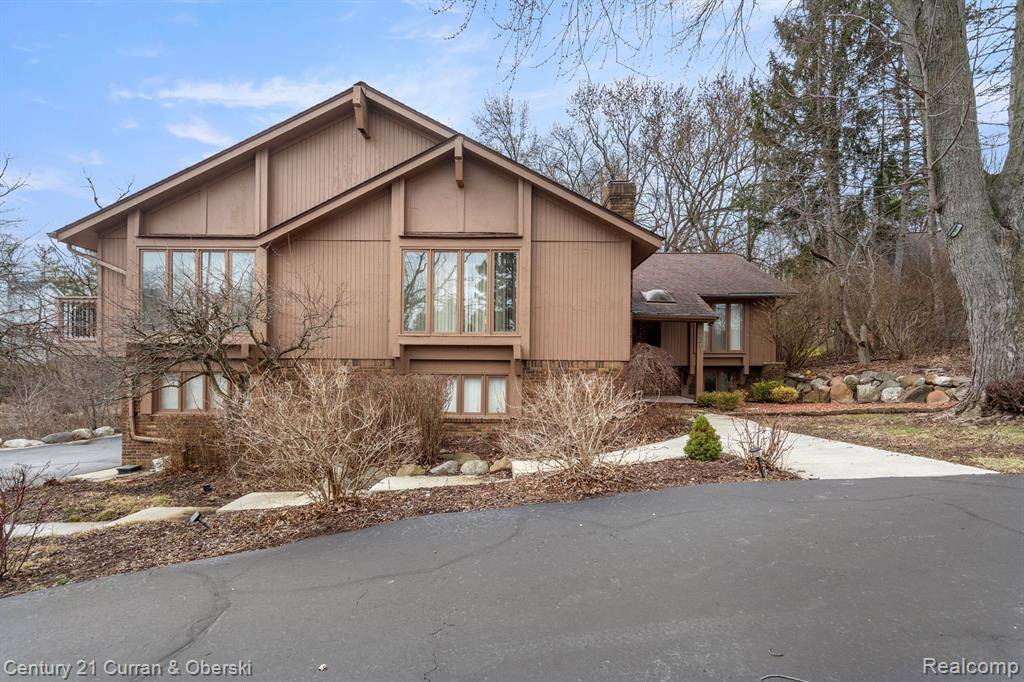 West Bloomfield Twp, MI 48323,2211 SHORE HILL Drive