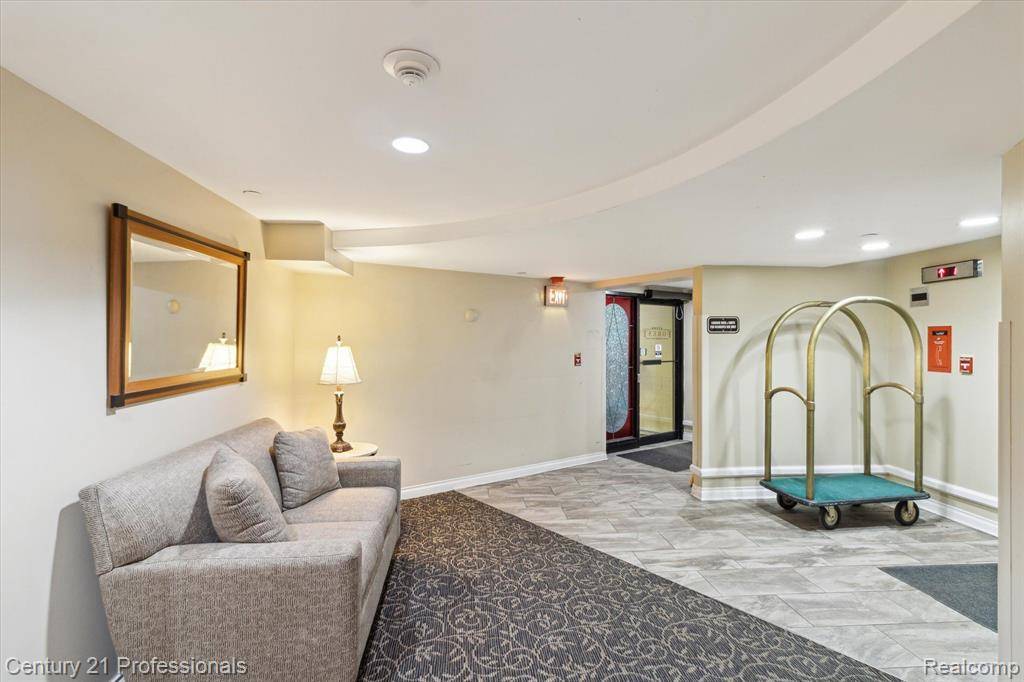 Novi, MI 48377,43100 12 OAKS CRESCENT Drive 2022