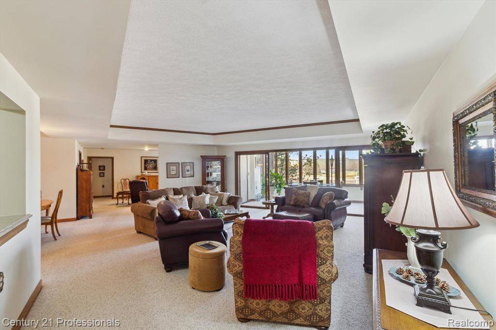 Novi, MI 48377,43100 12 OAKS CRESCENT Drive 2022