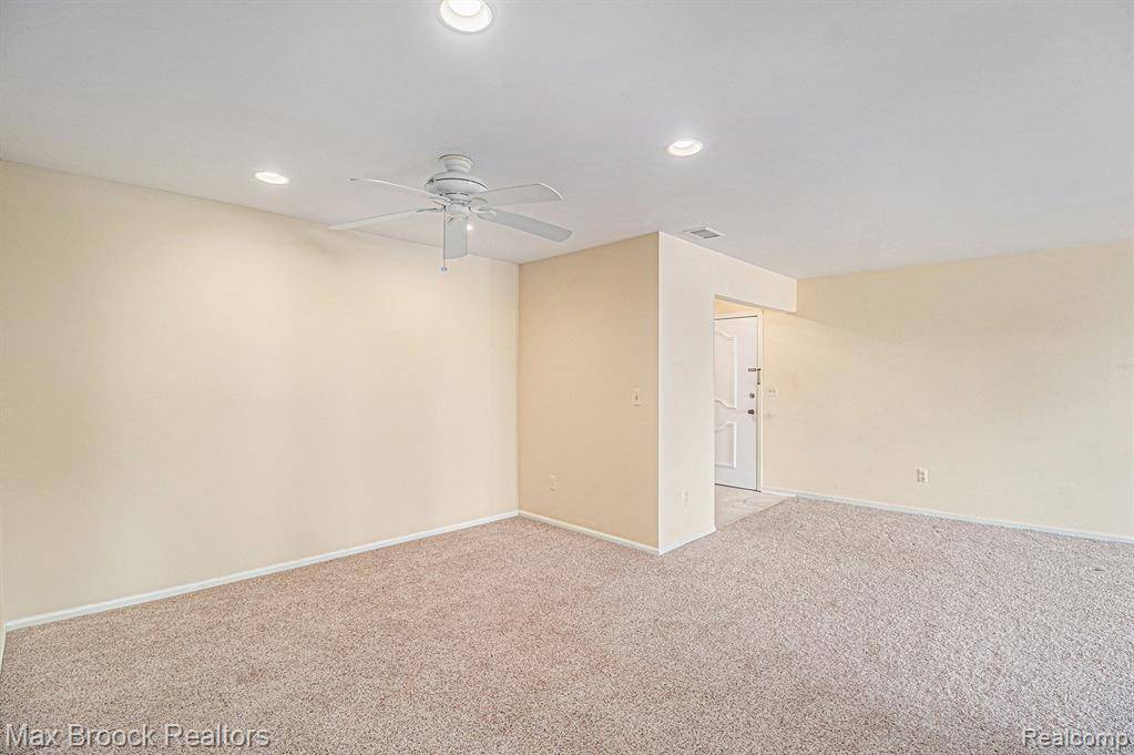 Bloomfield Twp, MI 48304,42160 WOODWARD Avenue 25