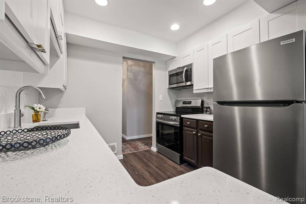 Bloomfield Twp, MI 48304,658 E FOX HILLS Drive