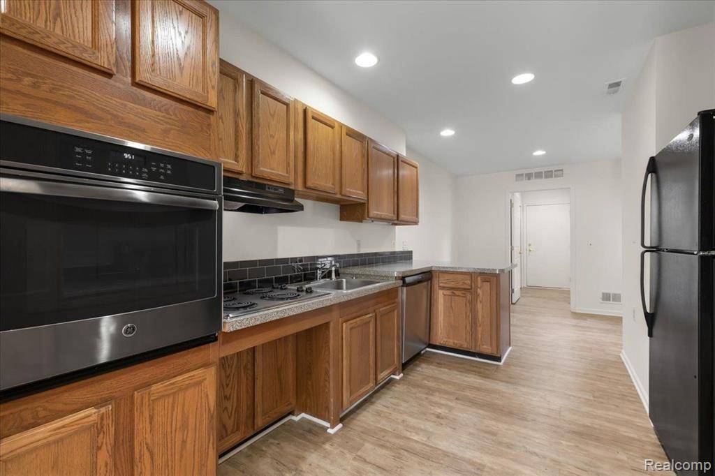 Farmington Hills, MI 48336,21374 MULBERRY Court