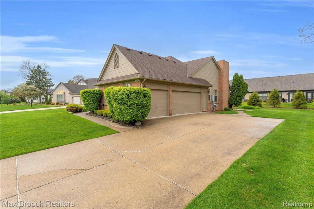 Bloomfield Twp, MI 48304,1021 OAK TREE Lane