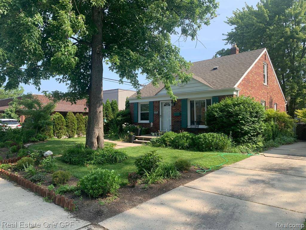 Grosse Pointe Woods, MI 48236,2368 STANHOPE Street